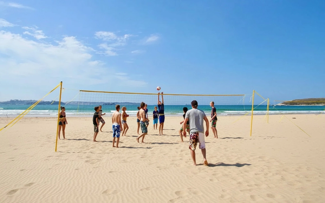 Ein Beachvolleyball Game mit den Gästen Surfcamp Loredo Spanien Beachvolleyball