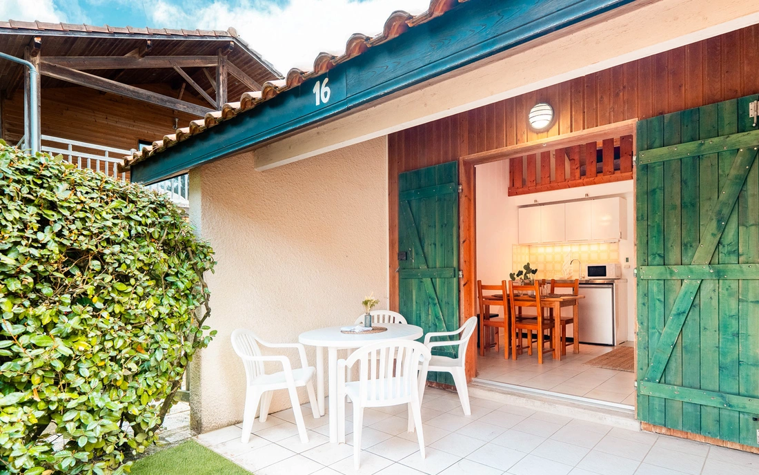 Mit eigener Terrasse für chillige Abende Surfcamp Soustons Plage Frankreich Bungalow Terrasse