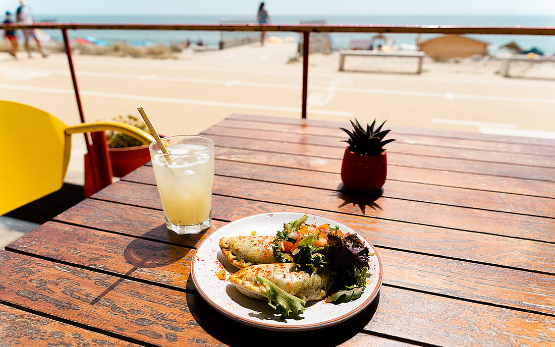 24+ Surfcamp Caparica Portugal Promenade Caf&eacute;