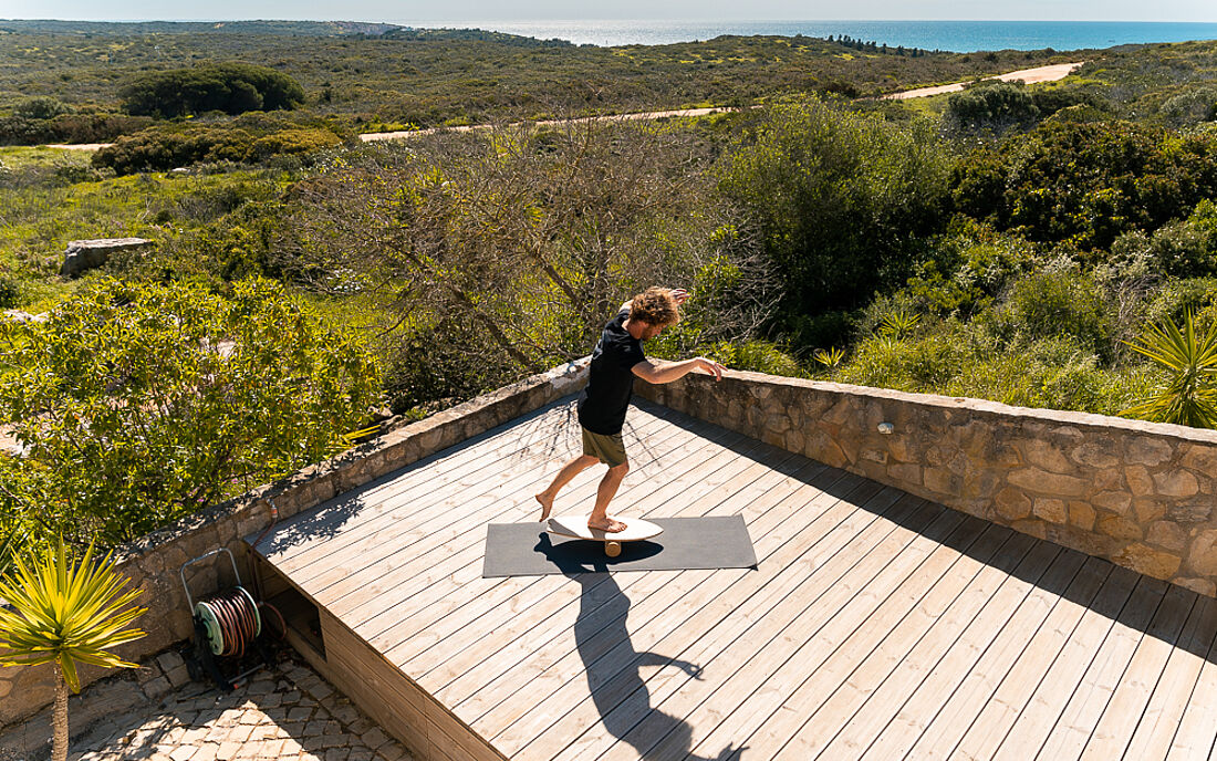 Pure Surfcamps Portugal Surflodge Portugal Balance Board Balancebrett Wackelbrett Workout Training &Uuml;bungen Surfworkout