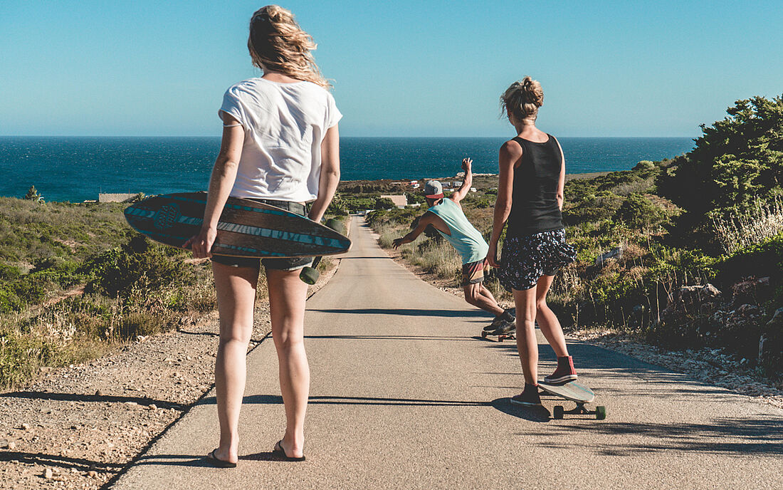 Mit Longboards und Skateboards zum Strand cruisen