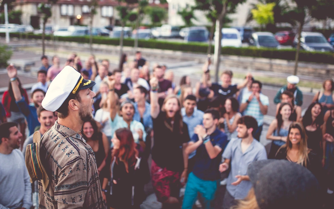 Der Kapitän heizt die Party an Surfcamp Loredo Spanien Bootsparty
