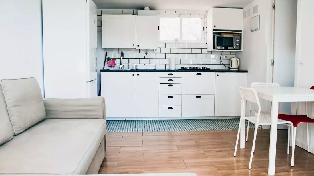 Wohnbereich mit Küche Surfcamp Loredo Spanien Wohnbereich mit Küche