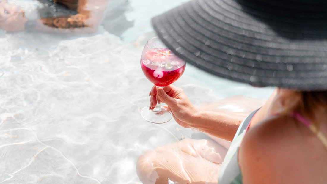 Boutique Surfcamp Marokko Tamraght Pool Drinks