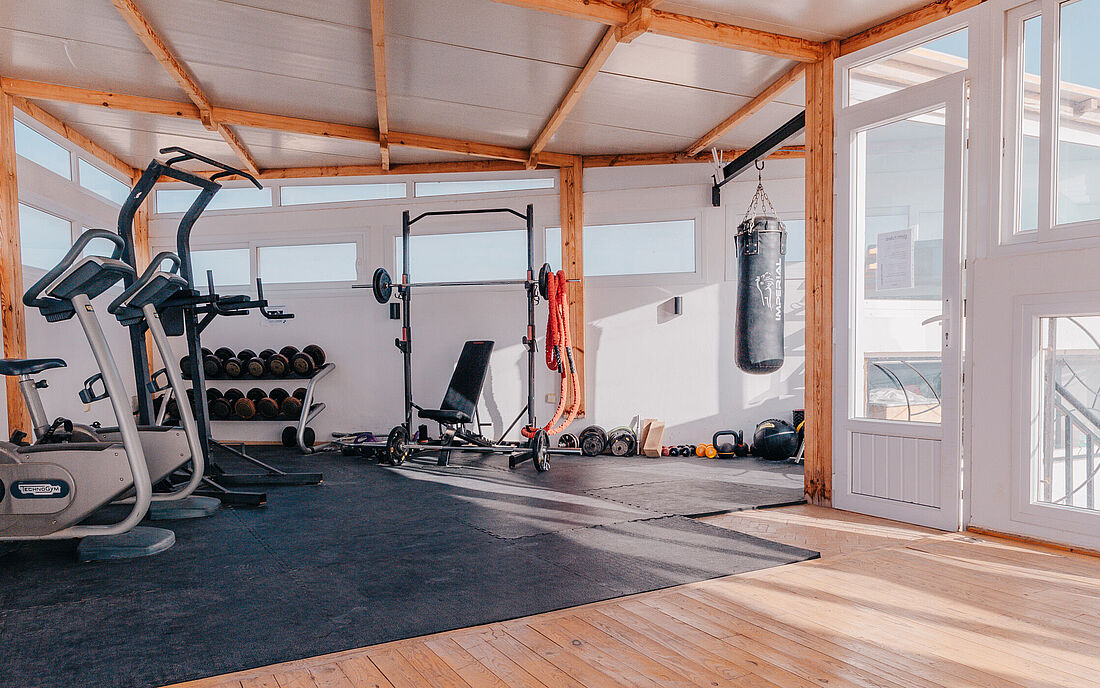 Der Yoga Raum beherbergt ein Fitness Studio im hintern Teil