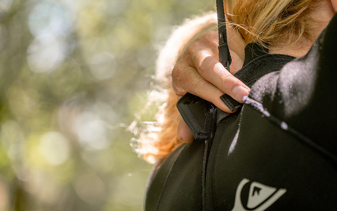 Das schlie&szlig;en des Backzip Wetsuit