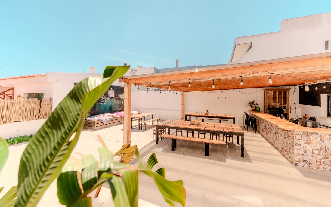 Der Außenbereich mit hauseigener Bar