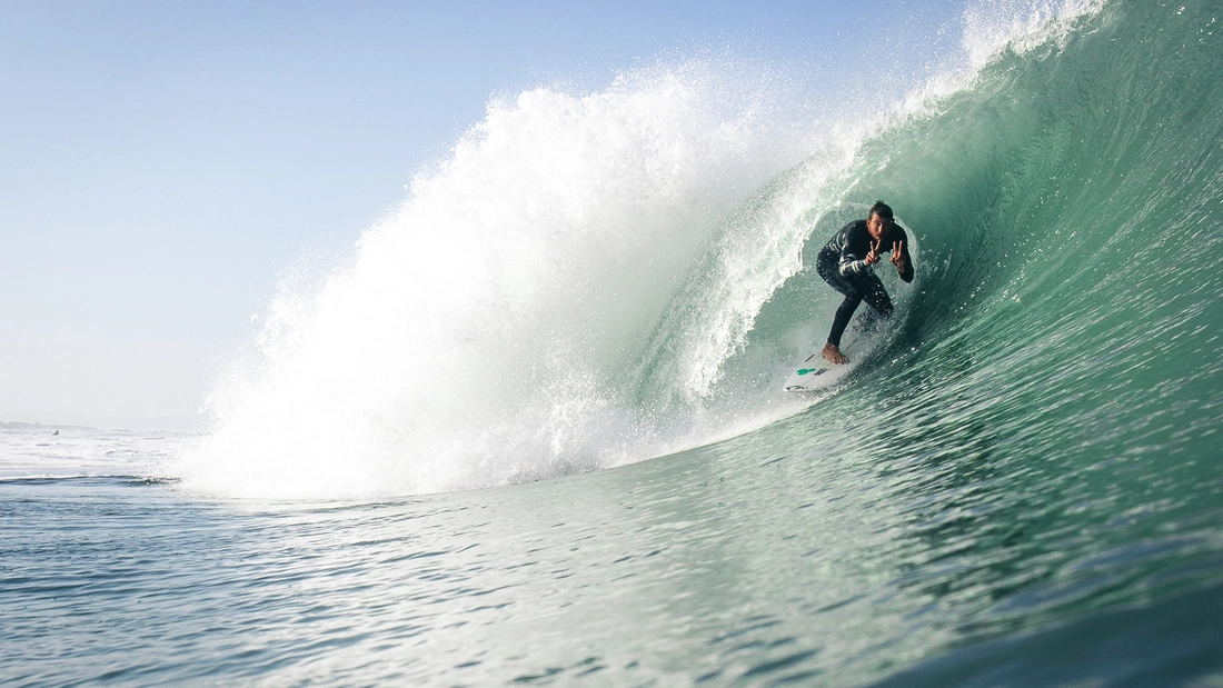 Leon Glatzer surft Barrel in Frankreich