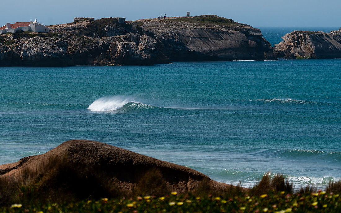Even this wave goes unsurfed Surf Life in our Pure Surf Camp Peniche and empty waves