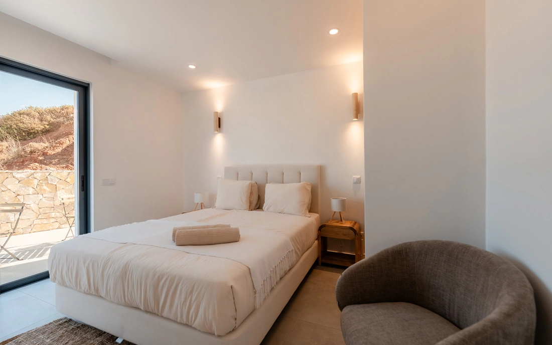 Doppelzimmer mit großer Glasfront Surfcamp Algarve Raposeira Portugal Doppelzimmer