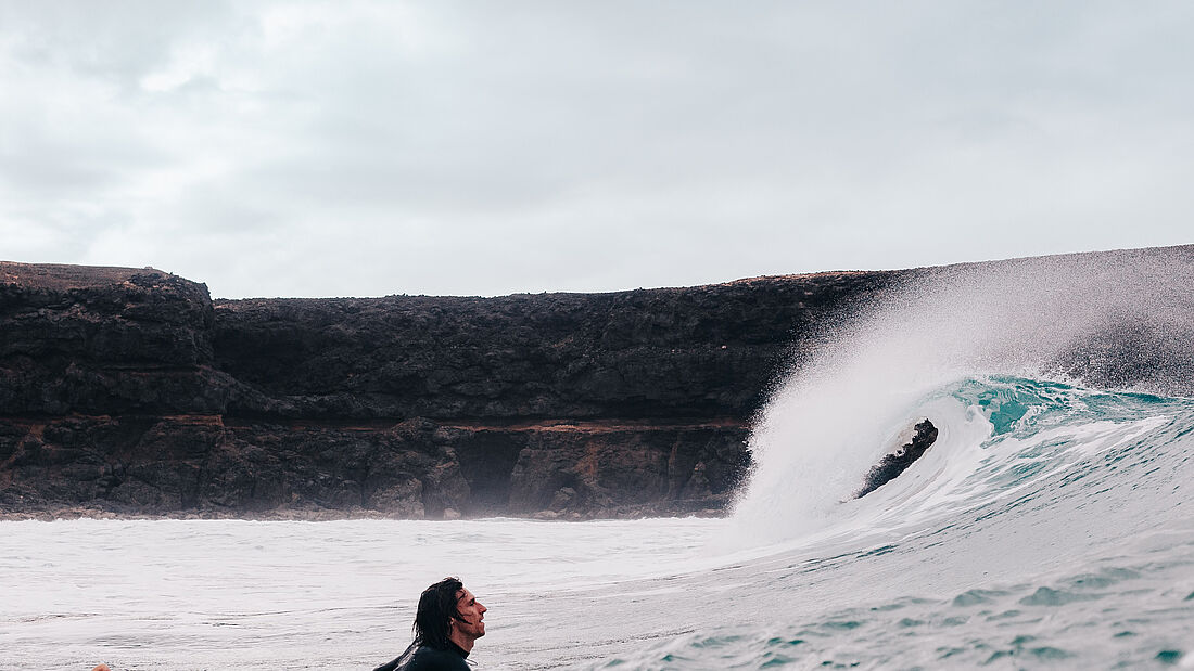 Finn Ole Springborn surft am Playa de Esquinzo