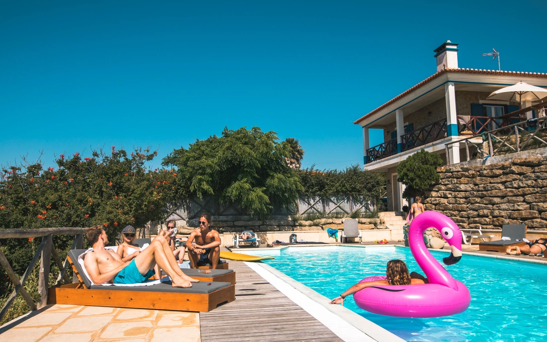 Die Sunset Surflodge ist der perfekte Ort für Poolpartys