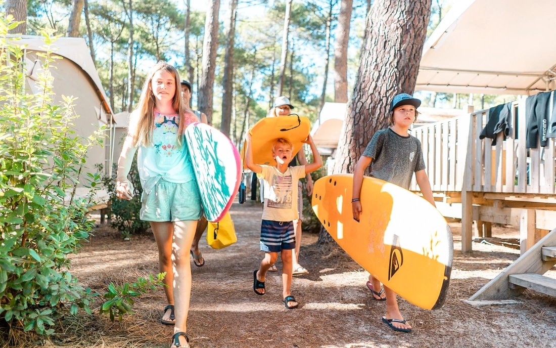 Zusammen zum Strand und in die Wellen