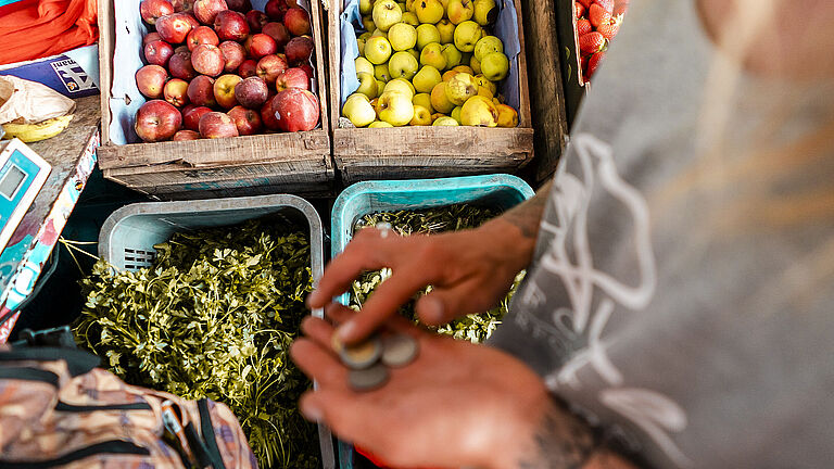 Nachhaltig Reisen Surfurlaub shop local gemüse obst