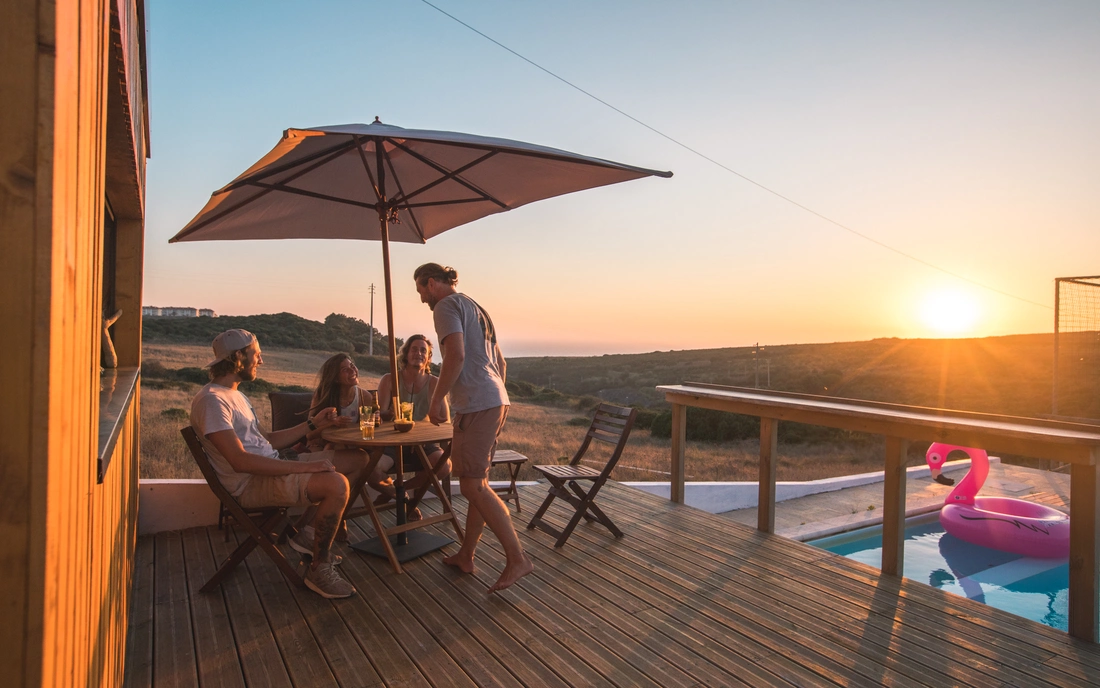 Feierabend Bier an der hauseigenen Bar