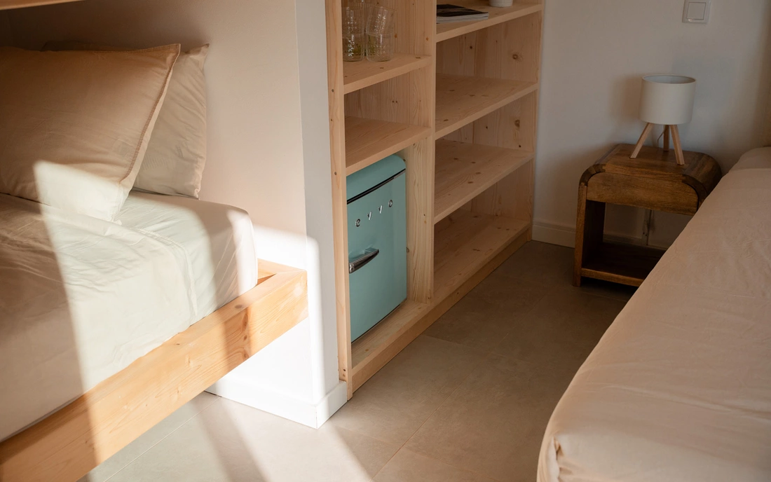 Eigener Kühlschrank im 4er Mehrbettzimmer Surfcamp Algarve Raposeira Portugal Mehrbettzimmer