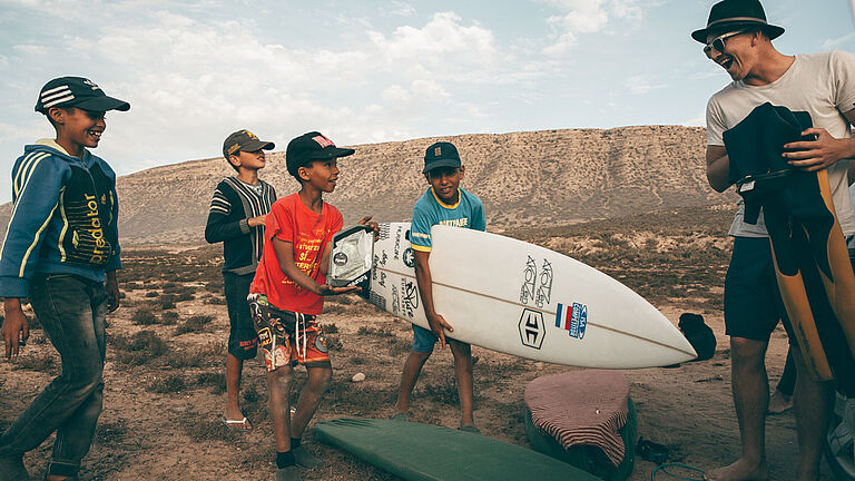 nachhaltigkeit lokals community kids kinder nachwuchs surfer surfbrett