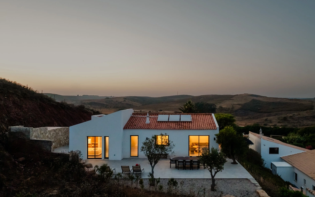 NEU gebaut – moderne Doppel- & Mehrbettzimmer Surfcamp Raposeira Algarve Landschaft