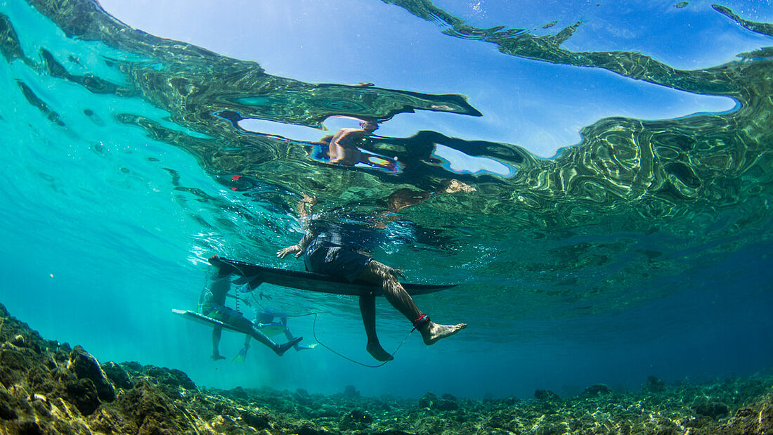 Reefbreak mit Surfen im Lineup