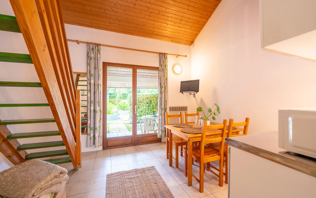 Wohnbereich mit Esstisch Surfcamp Soustons Plage Frankreich Bungalow Essbereich