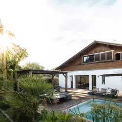 Surflodge Frankreich von der Seite mit Aussicht auf den Pool