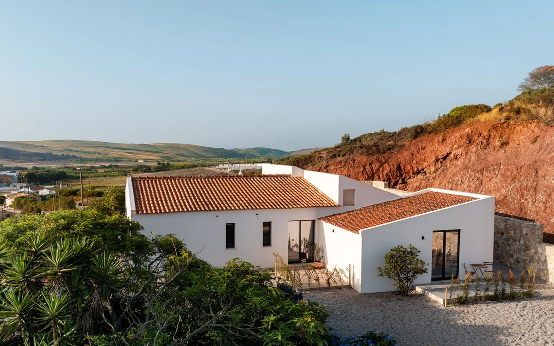 Die Rückansicht des neuen Hauses Surfcamp Algarve Raposeira Portugal Ansicht