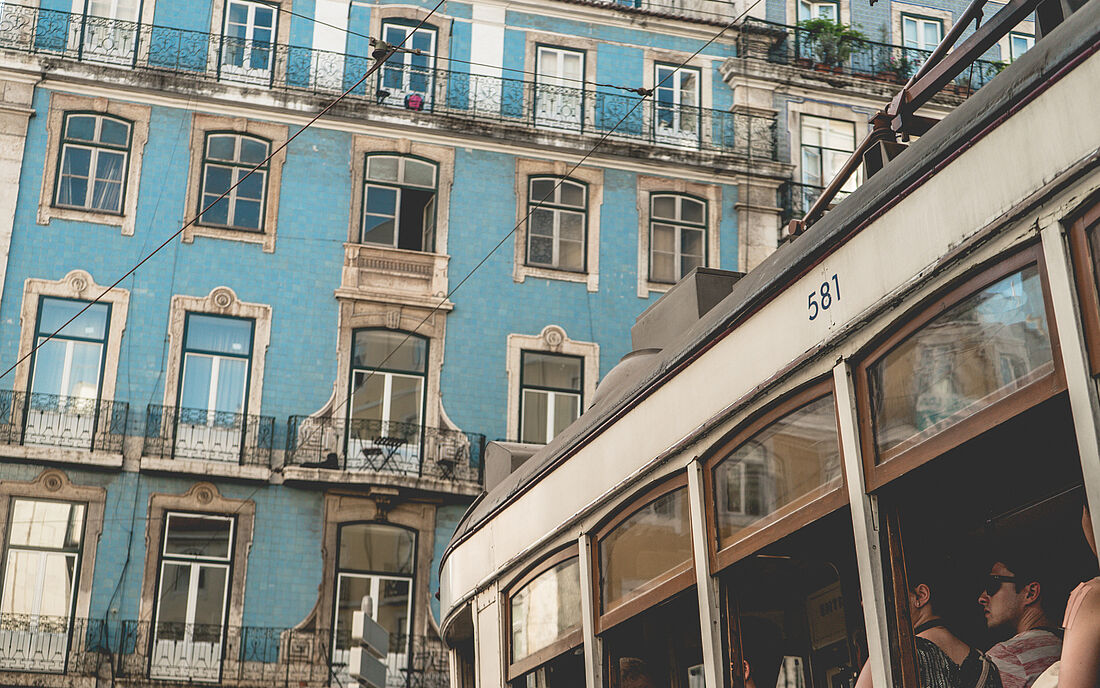 Altbau und Tram. Die 2 markantesten Merkmale von Lisboa