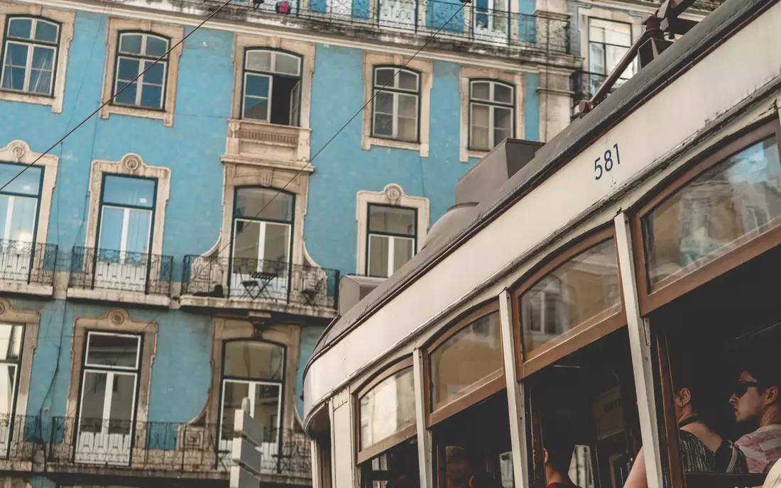 beachfront surf camp caparica