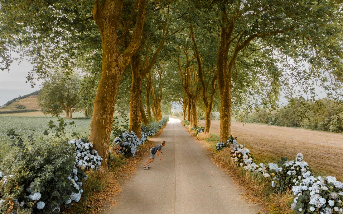 Longboard skateboarding inmitten schönster Natur