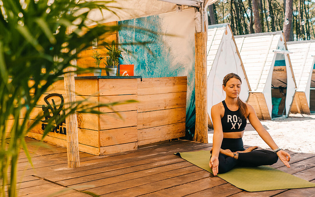 Yoga unter Pinienb&auml;umen