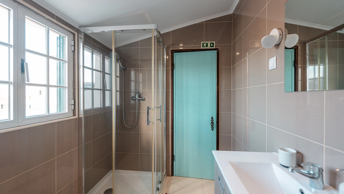 24 Surfcamp Caparica Portugal 5er Komfort Zimmer Bad