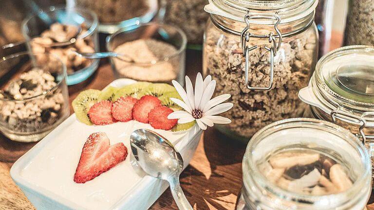 Nachhaltig Reisen Surfurlaub shop local frühstück müsli obst