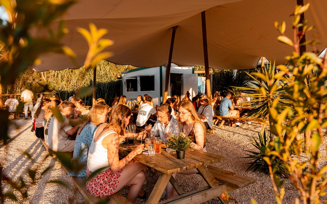 Zusammen unterm großen Stretchtent schlemmen und Freundschaften knüpfen