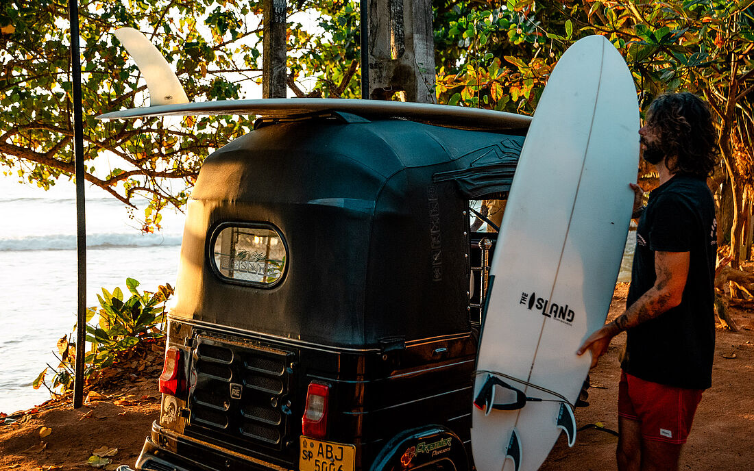 Beachfront Surfcamp Sri Lanka Guiding tuk tuk