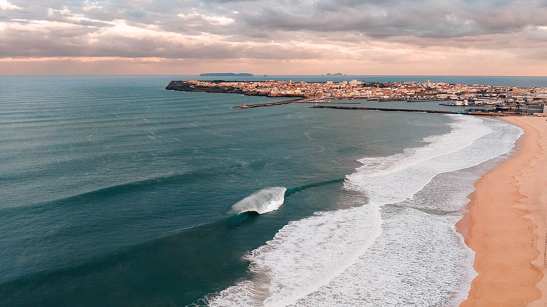 The beach and the world-famous Supertubos wave Beach Life in the Pure Surf Camp Peniche and Supertubos