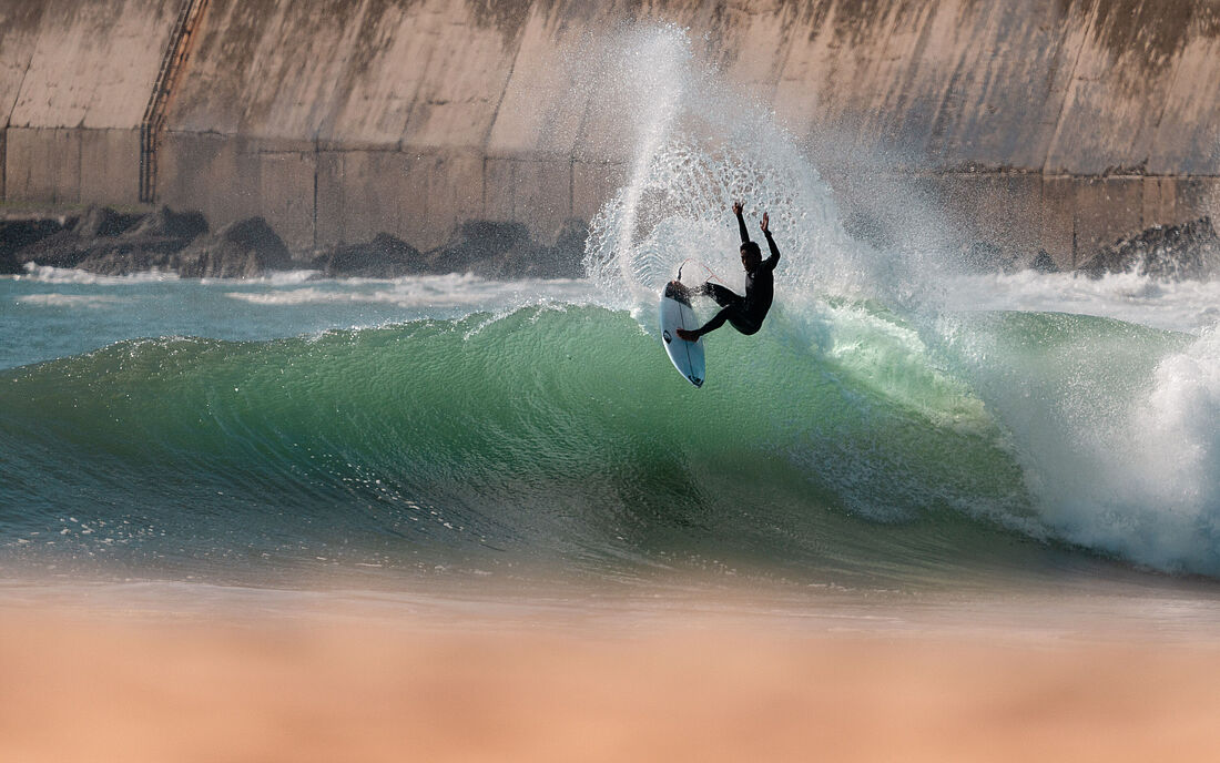 Professional surfers are often seen at Molhe Leste Surf Life in our Pure Surf Camp Peniche and the pro athletes