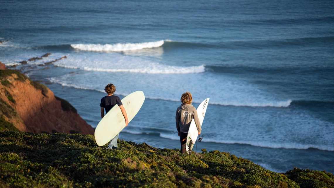 Surfen in Sagres Sagres Surfen - Zwei Surfer auf dem Weg in die Wellen