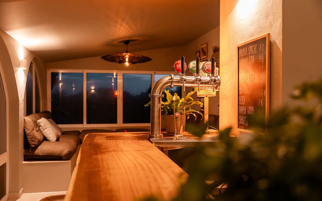 hauseigene Bar in der Lodge