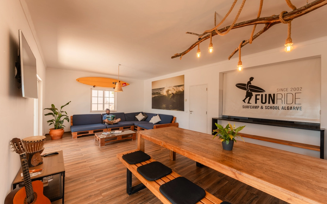 Das Wohnzimmer mit großer Couch im Haus