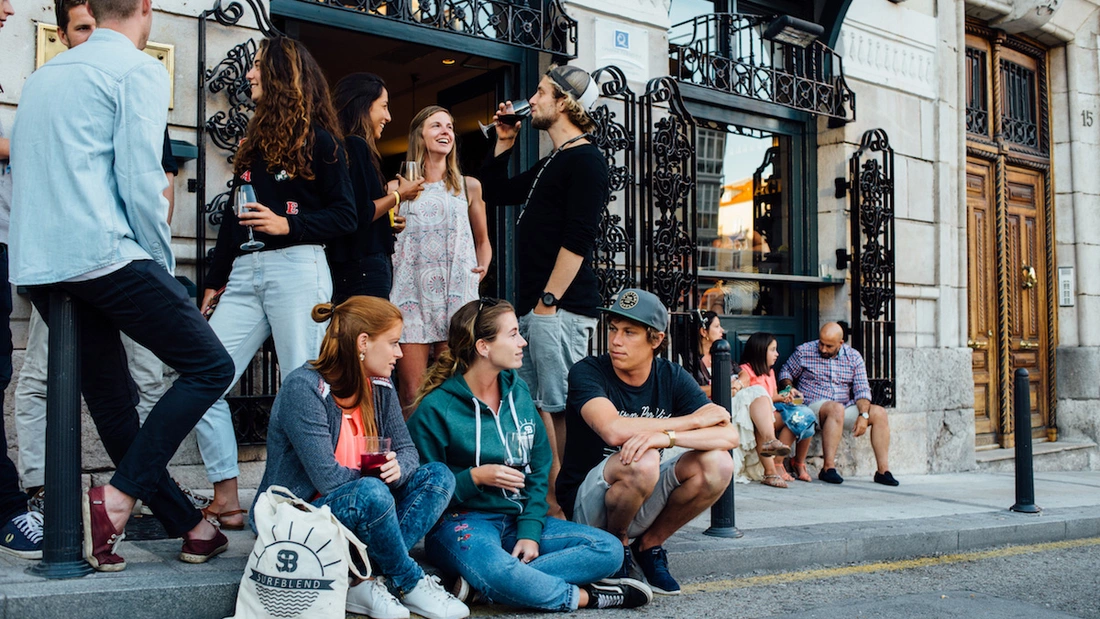 Leben wie die Locals – auf ein Glas Wein am Nachmittag Surfcamp Loredo Spanien Ausflug Santander Wein
