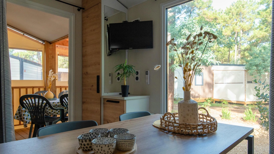 Familien Surfcamp Frankreich Mobile Home Esstisch