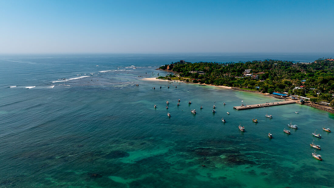 Bucht von oben bei azur blauem wasser in Sri Lanka