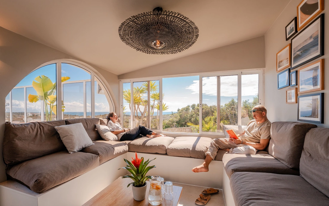 Der Wintergarten mit Meerblick liegt direkt an der Bar und neben dem Pool