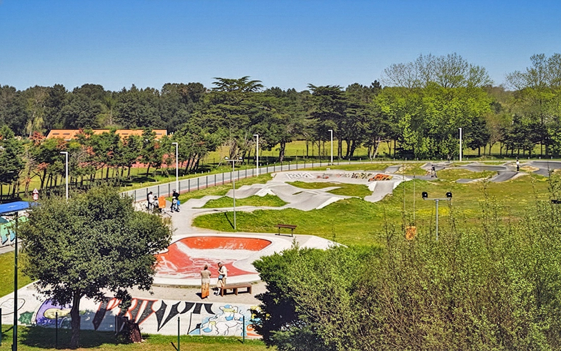 Direkt neben dem Camp den Pumptrack skaten Surfcamp Loredo Spanien Pumptrack