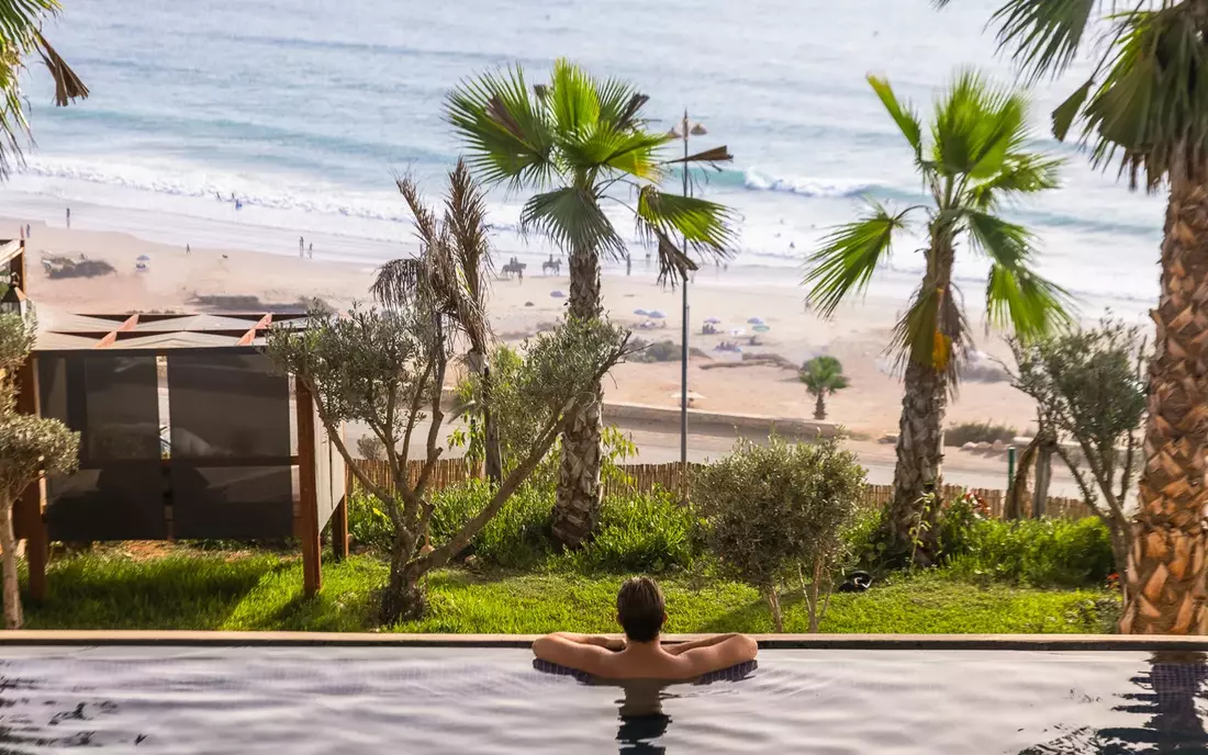 Pool Ausblick aus dem Infinity Pool im Sea View Surfcamp Marokko