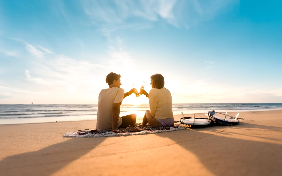 Mit einem Sundowner sntoßen Surfcamp Soustons Plage Frankreich Ü18