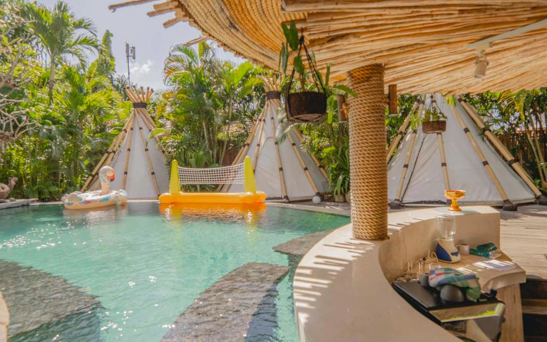 Surfcamp Bali Seminyak Poolbar