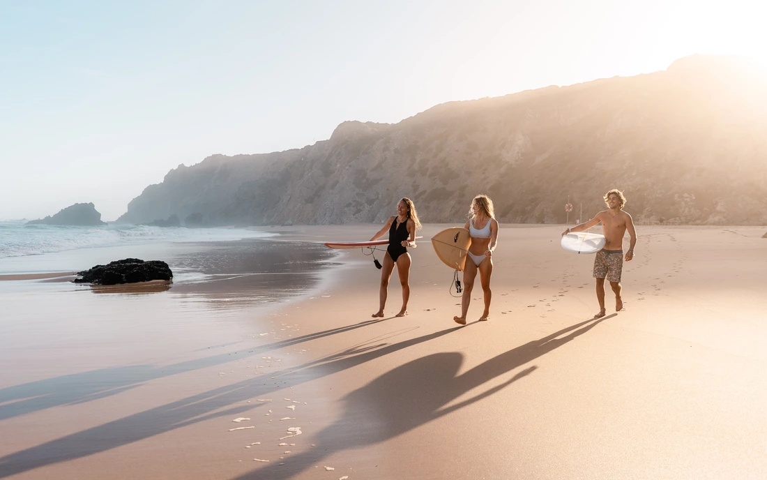 Entlang der zerklüfteten Küste surfen gehen