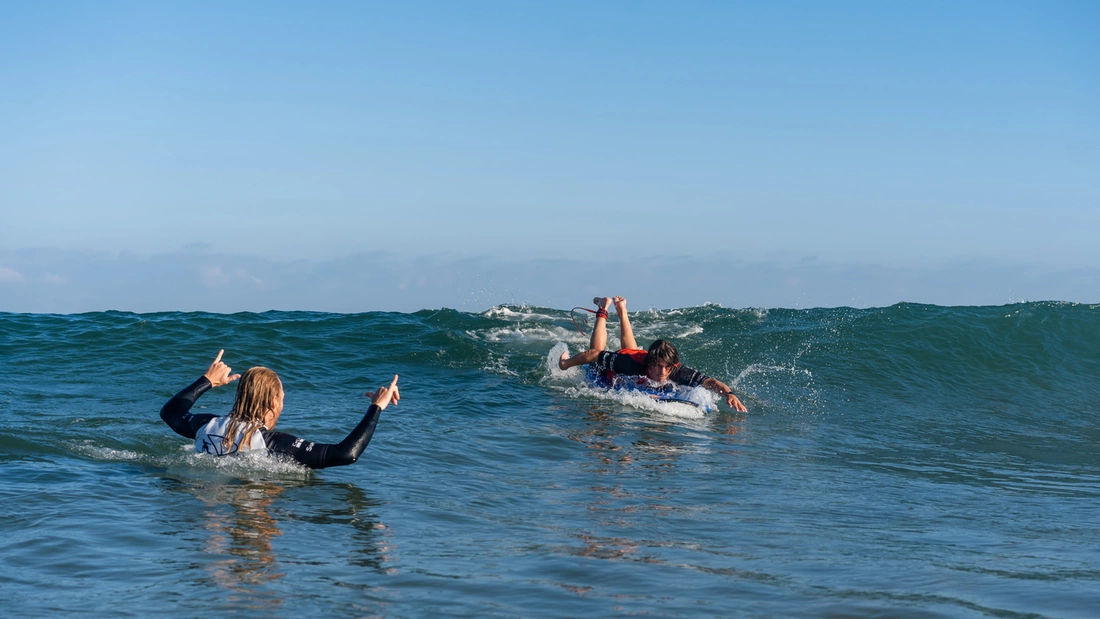Im richtigen Moment anpaddeln Surfcamp Soustons Plage Frankreich Surfen lernen