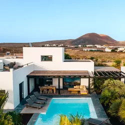 Die Surflodge ist von Vulkanen umgeben. Surfcamp Fuerteventura Pool Vulkan